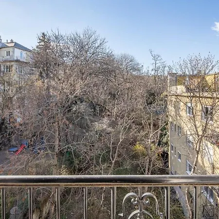 Vintage Romantic For Couples On Buda Hills